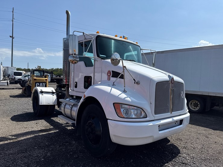 2010-kenworth-t370-image-3