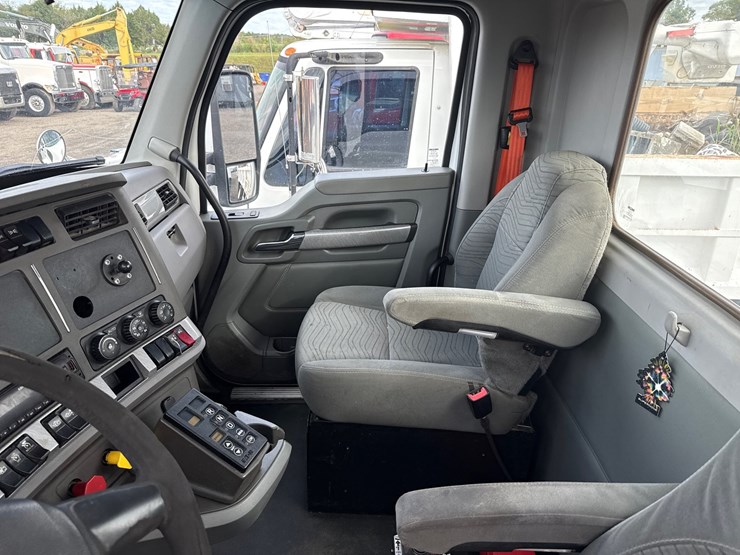 2017-kenworth-t680-image-15