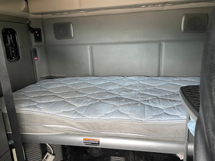 2017-kenworth-t680-image-58