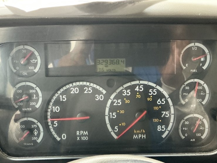 2007-sterling-lt9500-image-23