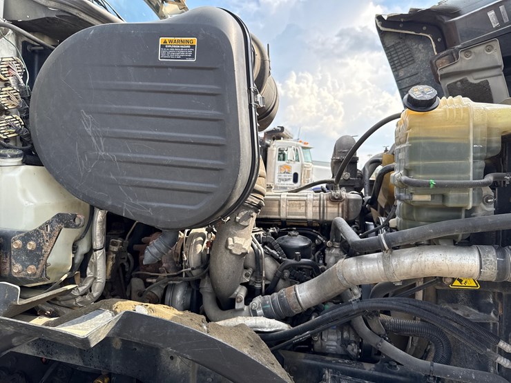 2017-caterpillar-ct660-image-18