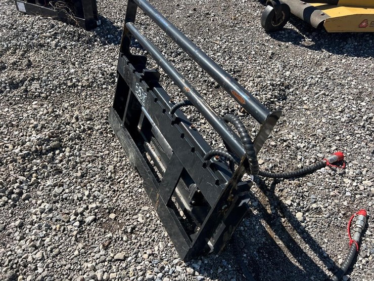 giyi-mini-skid-steer-side-shift-forks-backing-plate-image-1