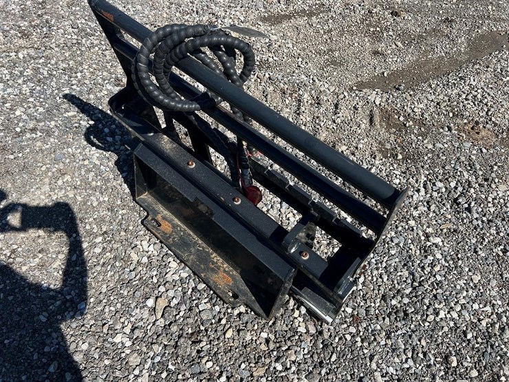 giyi-mini-skid-steer-side-shift-forks-backing-plate-image-4