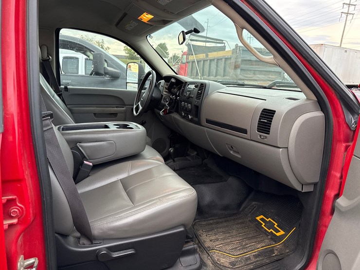 2013-chevrolet-3500-image-8