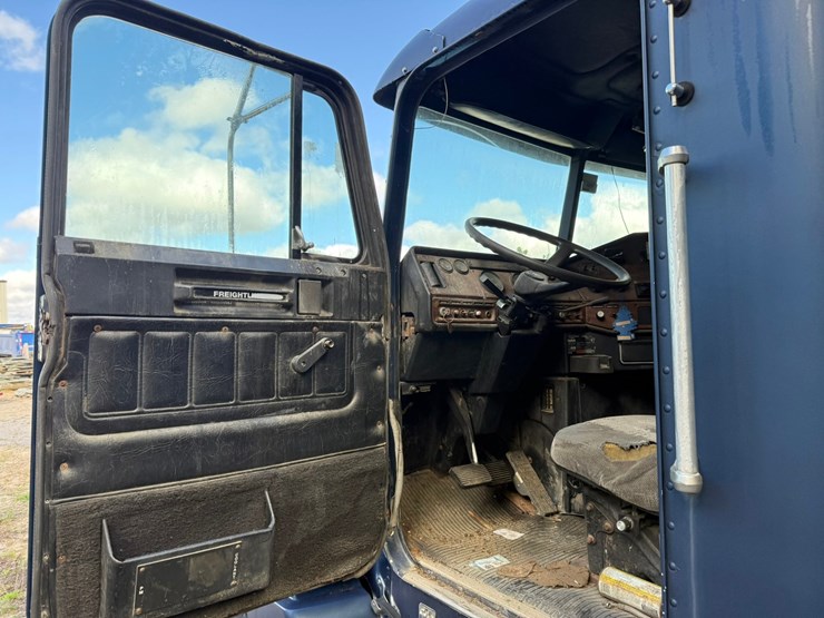 #3509-•-freightliner-sleeper-cab-truck-tractor-image-67