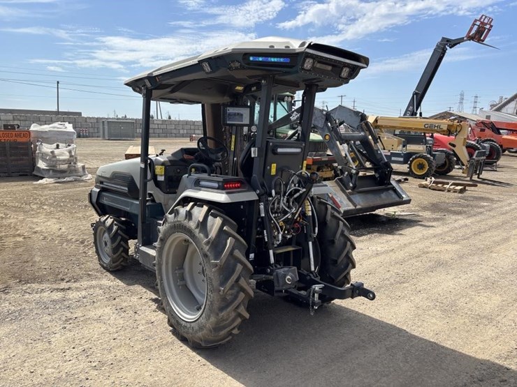 2023-monarch-mkv-tractor-image-4