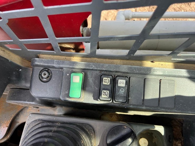 2023-takeuchi-tl8-image-22