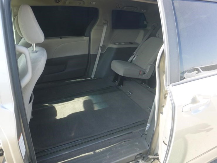2017-toyota-sienna-image-7