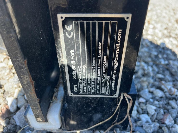 giyi-mini-skid-steer-side-shift-forks-backing-plate-image-5