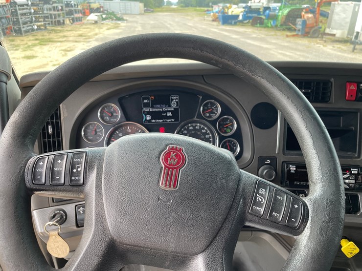2017-kenworth-t680-image-52