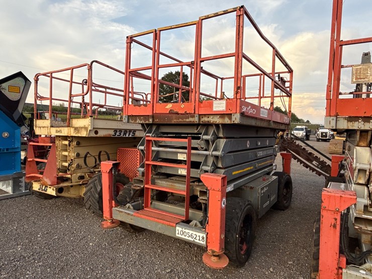 #2083-•-sky-jack-sj7135-scissor-lift-image-6