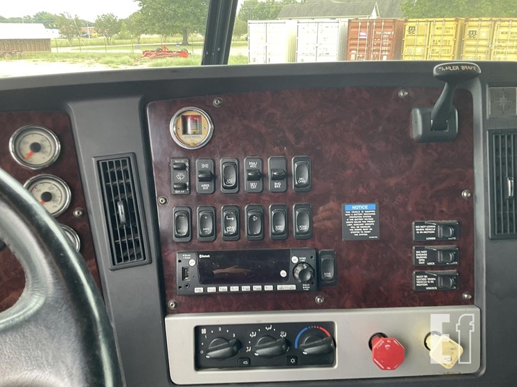 2014-freightliner-coronado-122-image-7