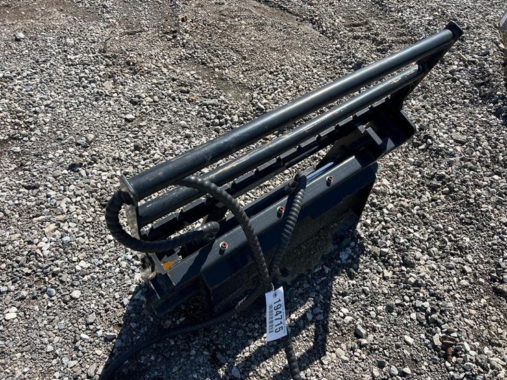 giyi-mini-skid-steer-side-shift-forks-backing-plate-image-4