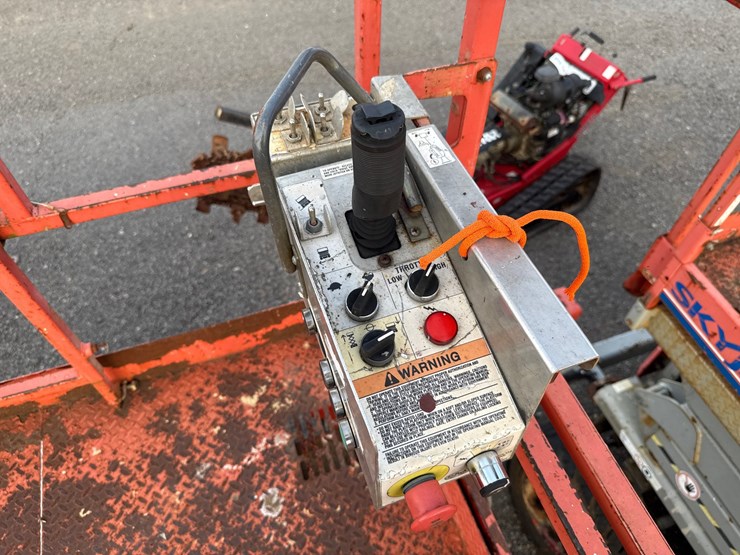#2083-•-sky-jack-sj7135-scissor-lift-image-13