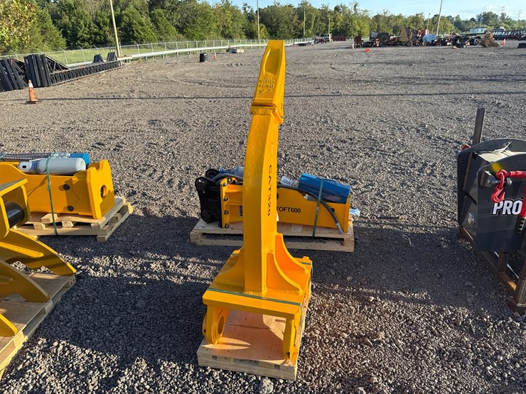 caterpillar-320-image-3