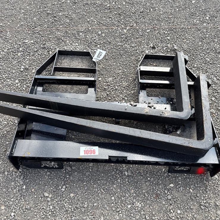 #1096 • 48" SKID STEER PALLET FORKS