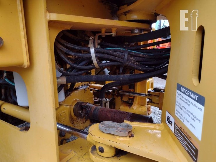 2006-deere-444j-image-32