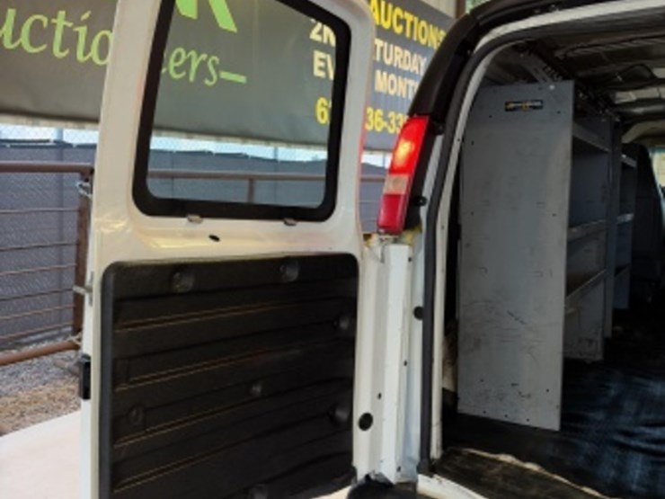 2018-chevrolet-express-2500-image-13