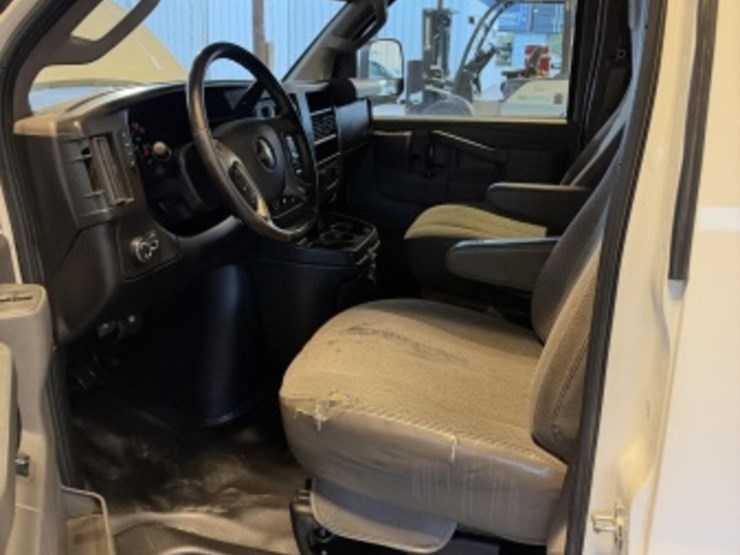 2018-chevrolet-express-2500-image-25