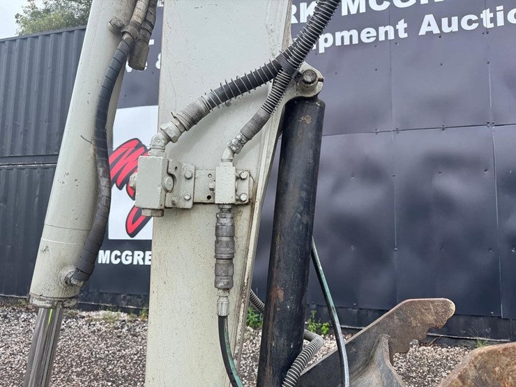 2016-takeuchi-tb260-image-12