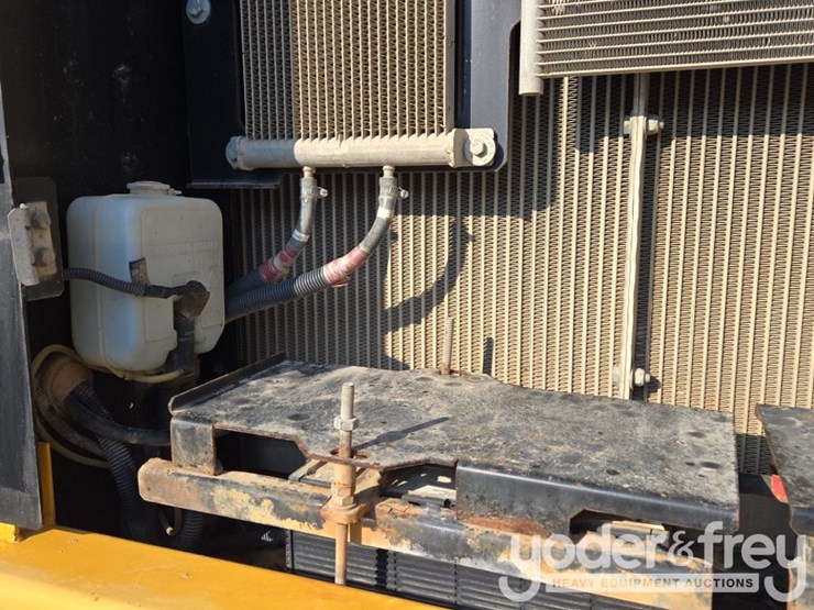 2019-deere-210g-lc-image-34