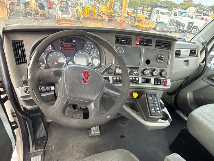 2017-kenworth-t680-image-16