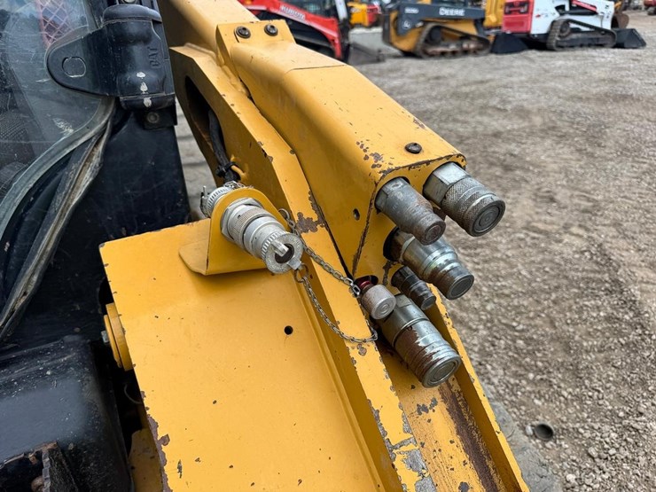 2021-caterpillar-299d3-image-12