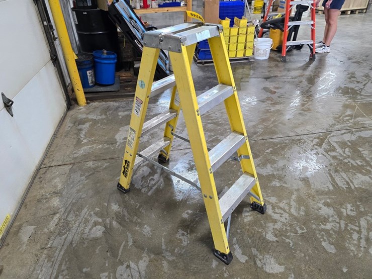 #9749-•-louisville-4'-double-sided-step-ladder-image-6