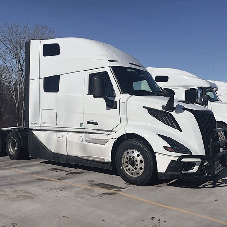 2025 VOLVO VNL860