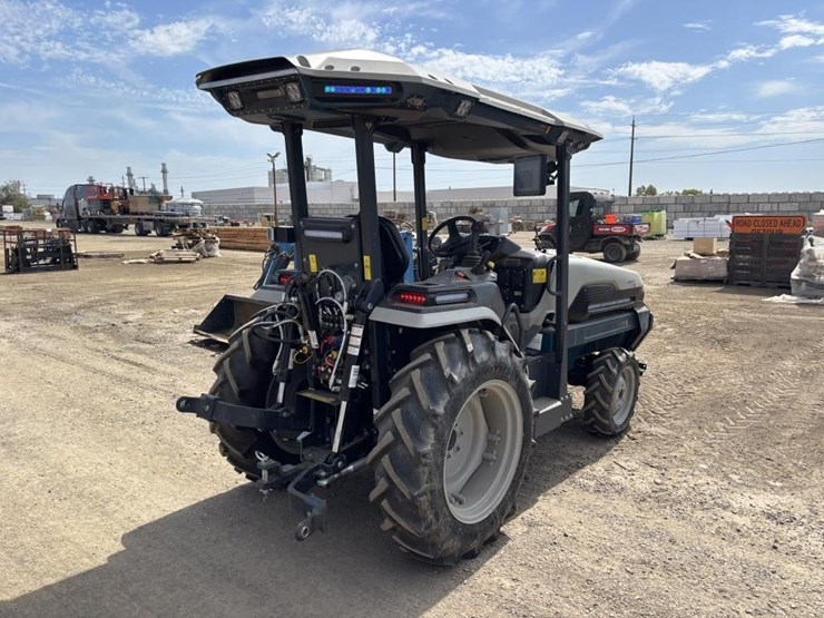 2023-monarch-mkv-tractor-image-3