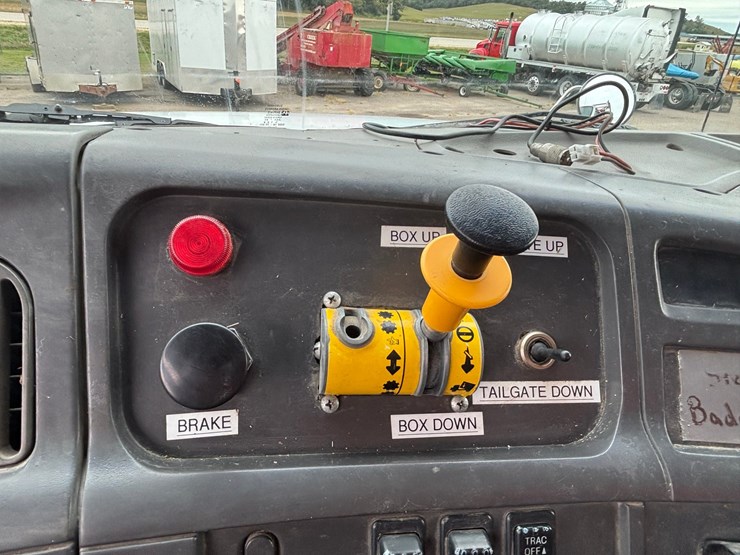 #1201-•-1999-sterling-silage-truck-(has-wi-title)-image-38