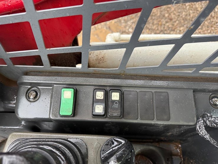 2023-takeuchi-tl8-image-25