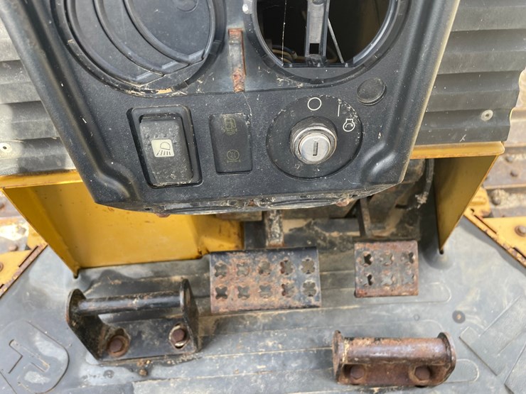 2005-caterpillar-d3g-xl-image-35
