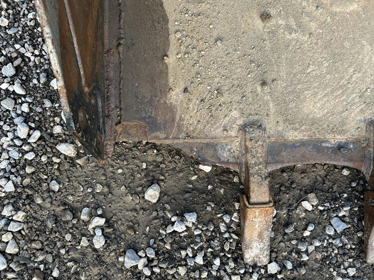 76”-skid-steer-tooth-bucket-image-7