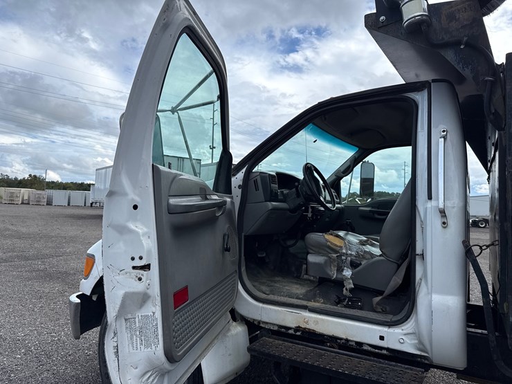 2005-ford-f650-image-13
