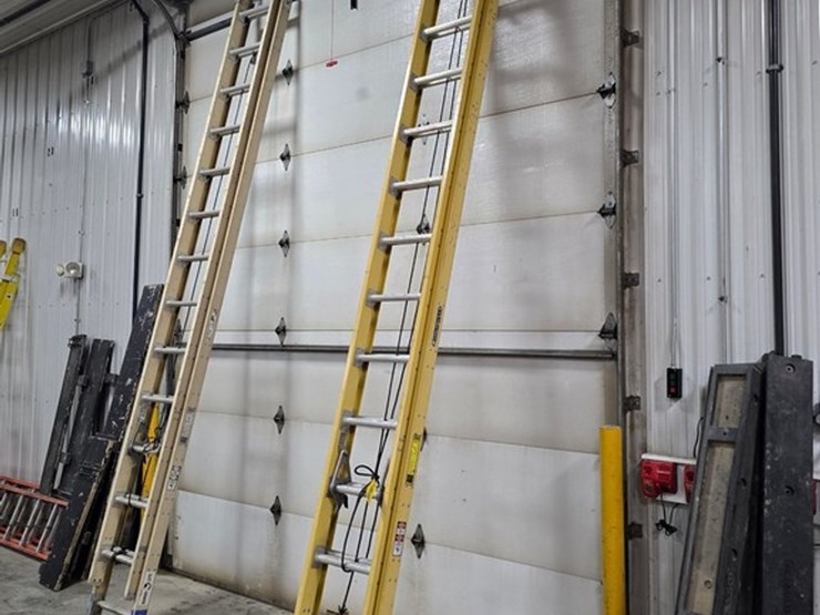 #9738-•-louisville-28'-extension-ladder-image-1