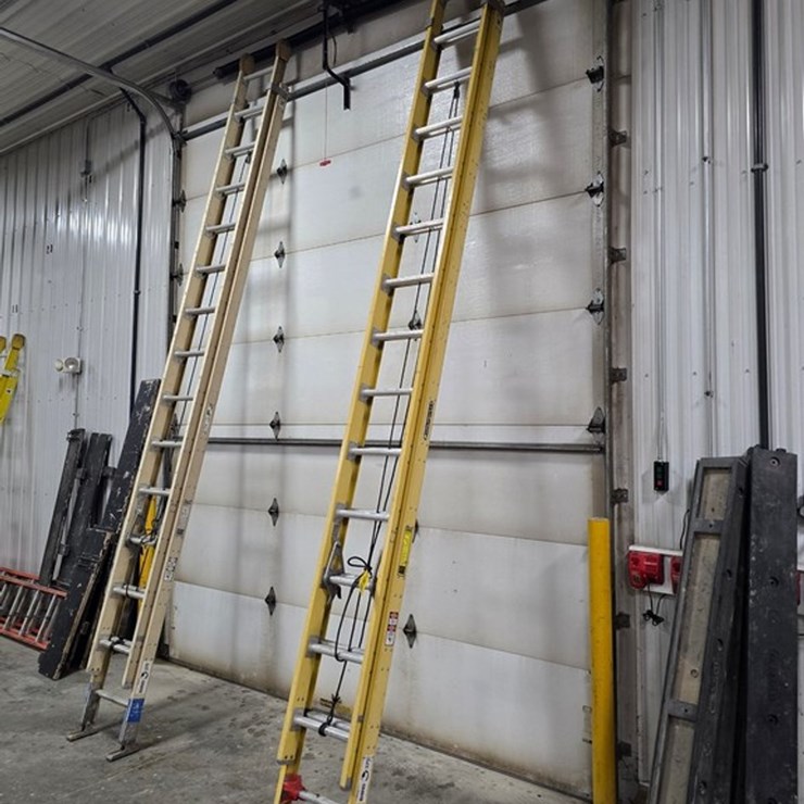 #9738 • Louisville 28' Extension Ladder