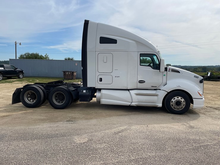 2017-kenworth-t680-image-4
