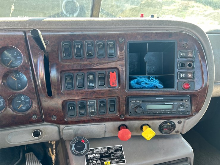 2004-mack-ch613-image-64