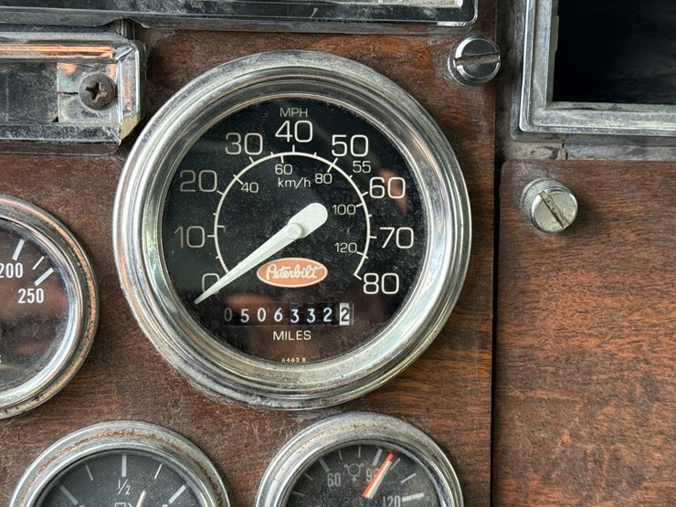 peterbilt-379-image-17