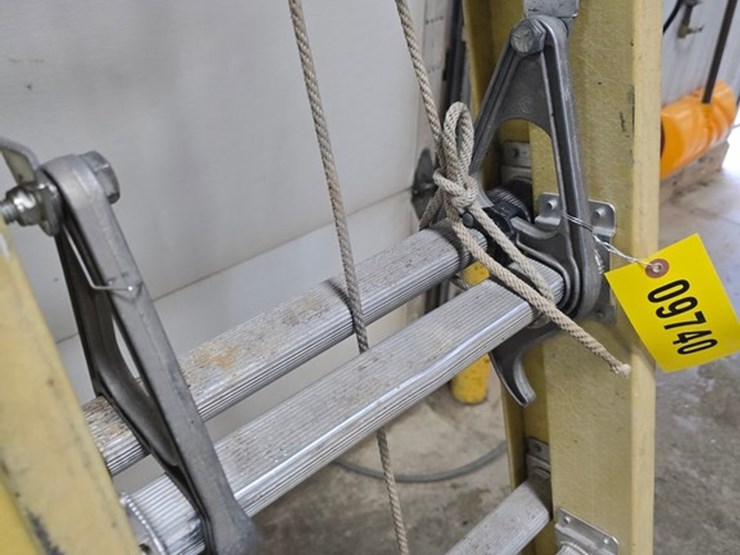 #9740-•-louisville-24'-extension-ladder-image-4