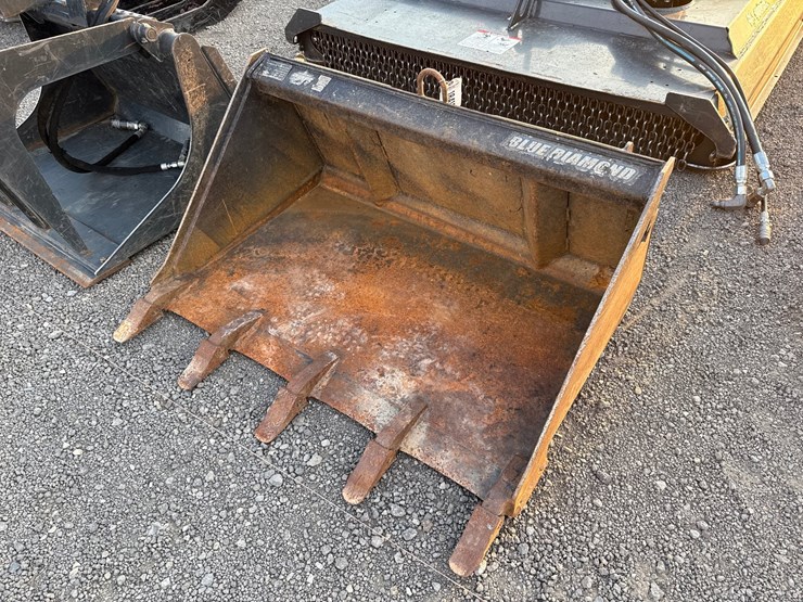 #2015-•-blue-diamond-44"-mini-skid-steer-tooth-bucket-image-1