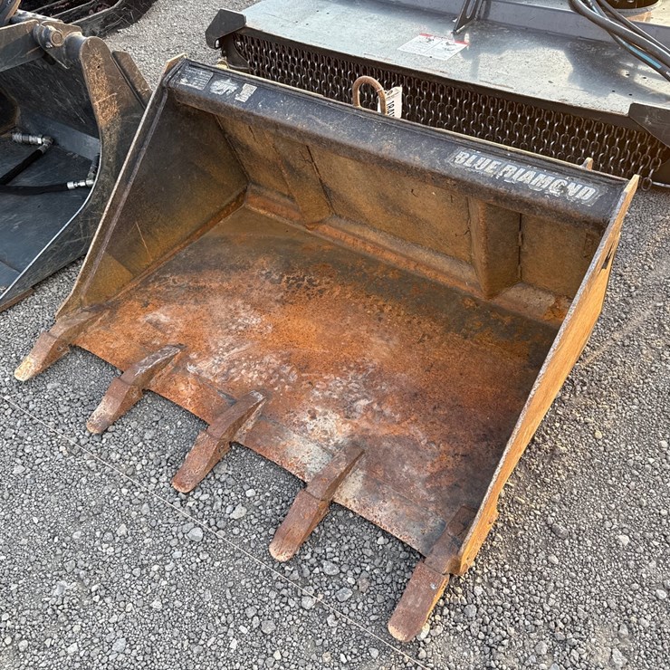 #2015 • BLUE DIAMOND 44" MINI SKID STEER TOOTH BUCKET