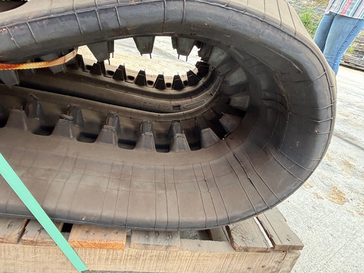 #1106-•-set-of-new-skid-steer-tracks-(west-salem,-wi)-image-11