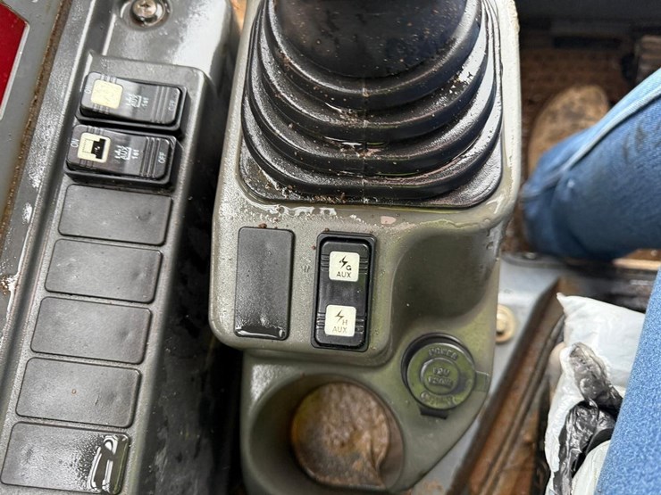 2023-takeuchi-tl8-image-27