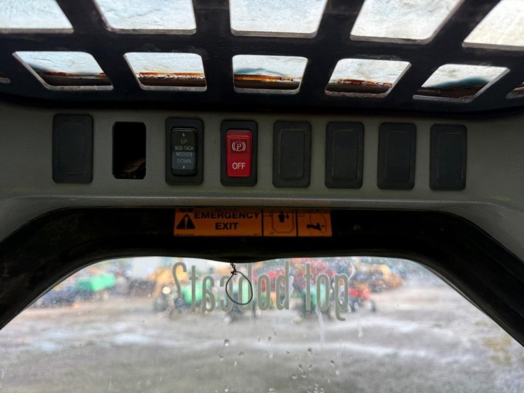 2006-bobcat-t300-image-23
