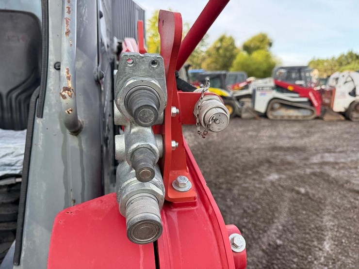 2020-takeuchi-tl8-image-11