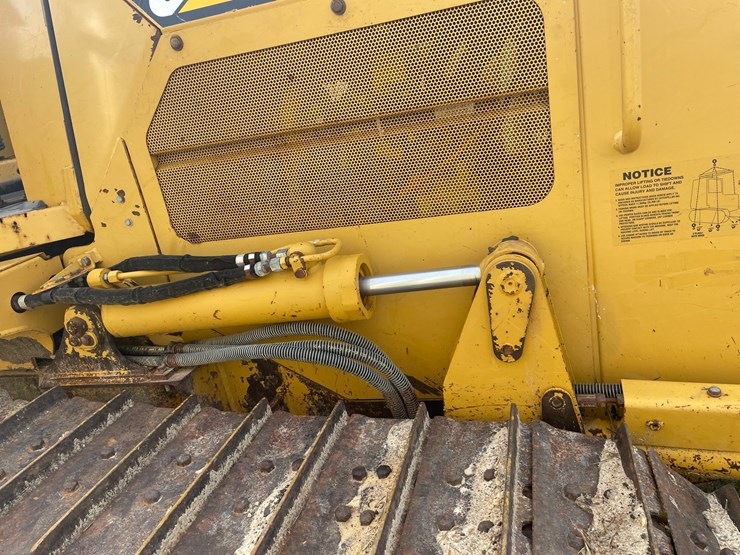 2005-caterpillar-d3g-xl-image-16