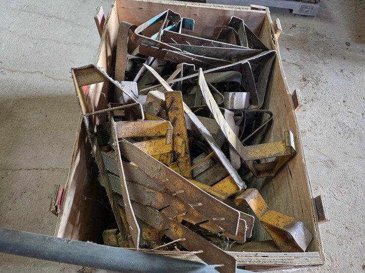 #9759-•-bin-of-roofer-toe-hold-bracket-image-6
