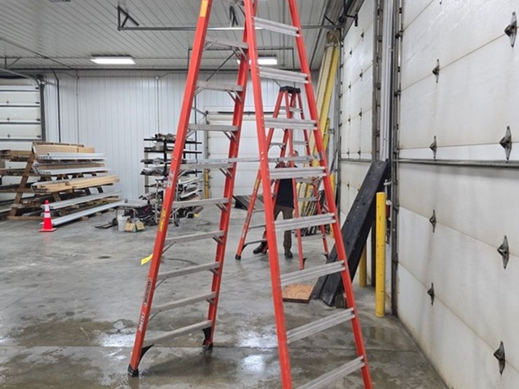 #9745-•-louisville-12'-step-ladder-image-3
